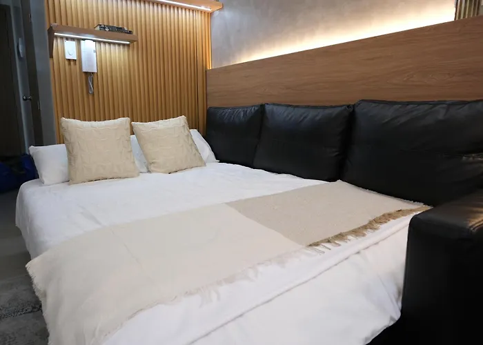 Stylish King Bed Condotel Near Mall Of & Airport - Jwl Apartment *
